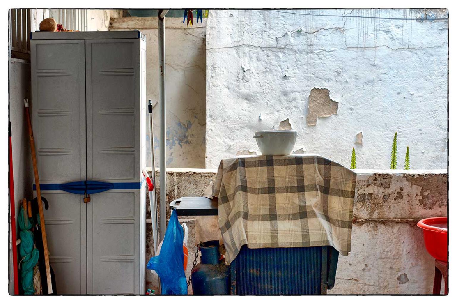 Αυλή στις Τζιτζιφιές, Προσφυγικά, Τζιτζιφιές, 10-2020, Nikon D700 50mm 1.8, εκτύπωση 01-2021, 30Χ44 εκ.