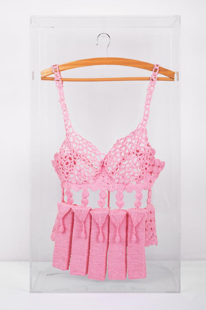 Body Milk, 2003/2016, κορδόνι, κρεμάστρα σε πλεξιγκλάς, 75x40x20 εκ.