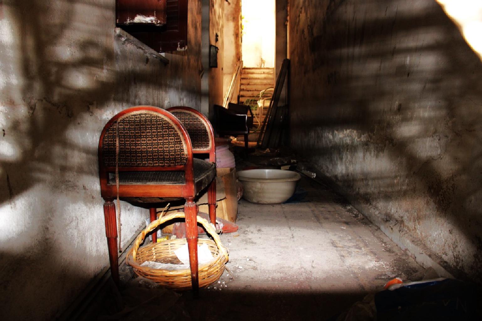 Κάτι που μ’ αρέσει πάρα πολύ στις φωτογραφικές μου εξορμήσεις είναι όταν σε κάποιο τοίχο σφραγισμένου σπιτικού βρίσκω μια τρύπα προς τα ενδότερα σκοτάδια. Προσαρμόζω το φακό της μηχανής μου στο άνοιγμα και κάθε φορά περιμένω ότι η απαθανάτιση θα μου αποκαλύψει έναν μαγικό κόσμο. Έχει πολύ να κάνει με το αθέατο, το απροσπέλαστο. Γι’ αυτό εξάλλου φωτογραφίζω σφραγισμένες πόρτες, παραθυρόφυλλά και τα λοιπά. Νιώθω πάντα πως αυτό που δεν βλέπω μπορεί να είναι μια λύτρωση την οποία δεν έχω δικαίωμα να την ζήσω και να την δω. Το ίδιο νιώθω όταν βλέπω σφραγισμένα νεοκλασικά στο κέντρο της Αθήνας. Ή π.χ. με το Μπάγκειον παλιότερα, δεν ξέρω αν ακόμη είναι κλειστό για τον κόσμο, ήξερα ότι αν έμπαινα μέσα, θα έβλεπα πράγματα και θαύματα. Μέχρι και θα γινόμουν καλά. Η επιθυμία του ανθρώπου πάντα θα έχει να μετατοπίζεται προς το απραγματοποίητο. Ώστε η ελπίδα να μην χορταίνει ποτέ, να μην δικαιώνεται και να γίνεται καημός. Ή τώρα που το σκέφτομαι καλύτερα η ελπίδα τουλάχιστον σ’ εμένα γίνεται μια αναιώνια εμμονή. Κι όσο υπάρχουν οι αθέατοι κόσμοι των σφραγισμένων σπιτιών, σύμβολα του ακατάλυτου από βλέμματα, άλλο τόσο το βλέμμα μου θα ονειρεύεται την απονενοημένη διάρρηξη του στεγανού.