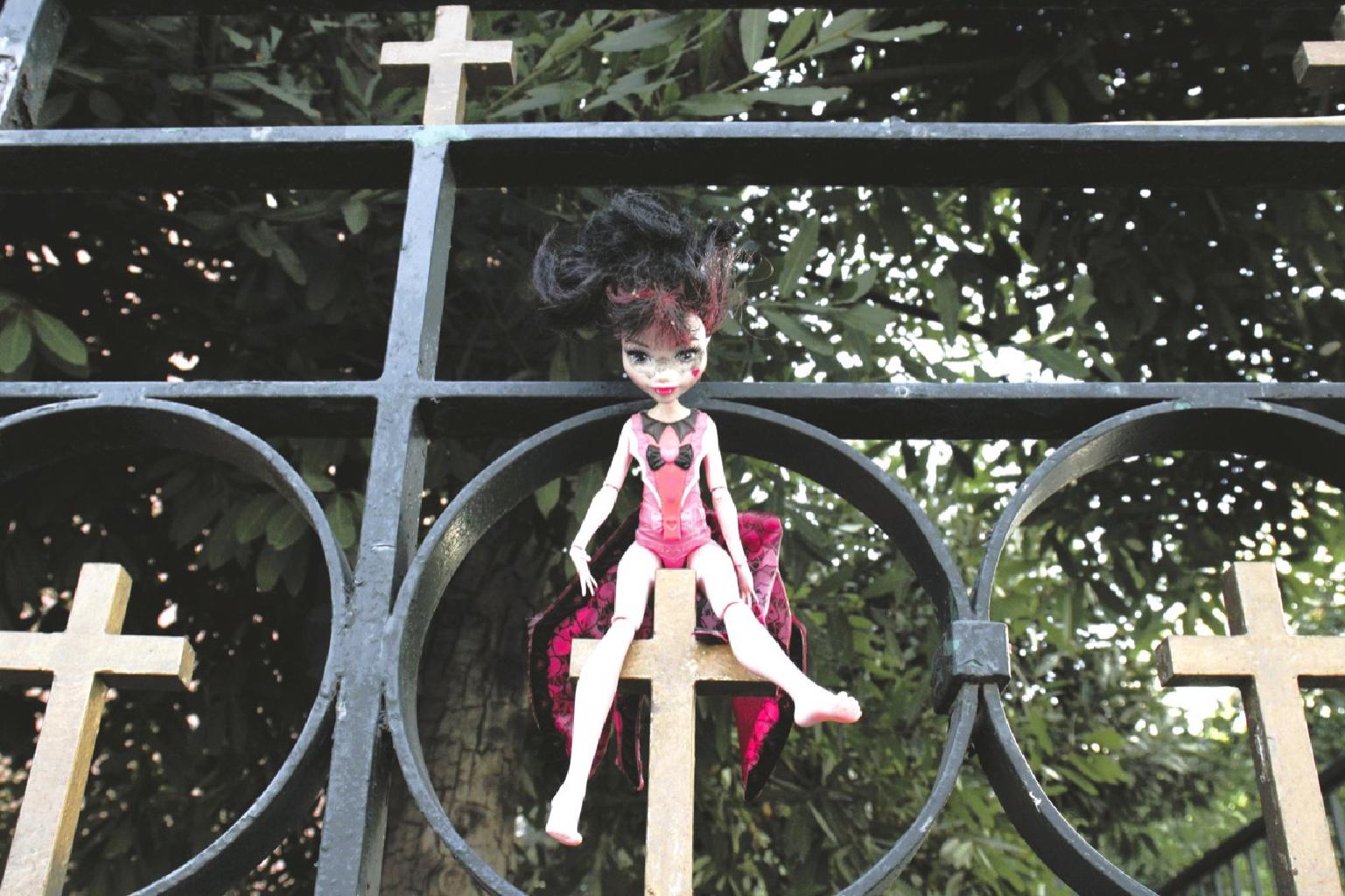 Την βρήκα κάτω. Στην λεωφόρο Συγγρού. Ημίγυμνη, ξεμαλλιασμένη σαν κατειλημμένη από σατανάδες. Την πήρα στα χέρια μου. Την κοίταξα καλά. Γκόθικ με τις γνωστές ζαρτιέρες. Παράξενο σύμβολο. Αναθυμήθηκα την κόμισσα Elizabeth Bathory που έπαιρνε τα λουτρά της μέσα σε αίμα παρθένων γυναικών που προηγουμένως τις είχε ξεκοιλιάσει. Βαμπιρέλα με τους κυνόδοντες της προτεταμένους προς τα έξω. Τρομακτική λάτρισσα της αιμοποσίας. Αλλά ένα παιχνίδι ασυνόδευτο. Πιαστήκαμε χεράκι χεράκι και περπατήσαμε μαζί ανάμεσα στο πλήθος. Πίστευα πως ο κόσμος θα σκιαζόταν μ’ αυτό το γκομενάκι μου. Κανείς δεν με πρόσεξε. Είμαι μάλλον κι εγώ αόρατος σαν την Αόρατη Καλλιθέα μου. Κι αυτό είναι χάρισμα για την δουλειά που έχω αναλάβει. Έψαχνα να βρω ένα μέρος εντελέχεια γι’ αυτήν την νεκρή νύφη μου, αχ βρε Τιμ Μπάρτον τι μου έχεις κάνει. Ένα μέρος που η στοιχειωμένη μου νύφη να φαίνεται ακόμη πιο στοιχειωμένη. Και βρήκα. Τι άλλο! Από τον σκοτεινό ναό των Αγίων πάντων στην Θησέως. Την παλούκωσα πάνω σ’ έναν σταυρό και όπως κοίταζα αριστερά μου, ένας μπαμπόγερος σταυροκοπιόταν που με έβλεπε. Σατανιστή, θα μονολογούσε μες στην σκέψη του.