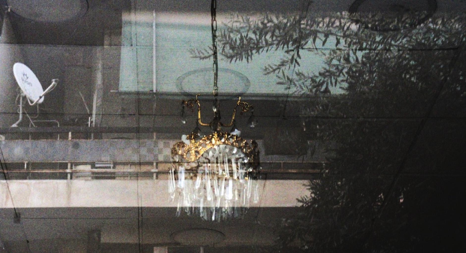 Θα σου βρω ένα φωτιστικό να μοιάζει βυζαντινό και κατανυκτικό όταν λάμπει. Ένα καναπέ με κεντημένα μαύρα τριαντάφυλλα απλωμένα πάνω σε κόκκινο υφασμάτινο φόντο για να χαϊδεύουν την πλάτη σου. Μια πόρτα που να είναι στην όψη της κάλεσμα για τον επισκέπτη σου και να μην μοιάζει μ’ εκείνες της ασφαλείας με τους πολλούς συναγερμούς. Και παραθυρόφυλλη. Παραθυρόφυλλα να είναι όμορφα και σφραγισμένα και ανοιχτά. Και θα σου βρω και όμορφα κουκλάκια για να επιστρέφεις πάντα στην παιδική σου ηλικία. Και με τα πιο καλά βιβλία απ’ αυτά που βρίσκω δίπλα στα σκουπίδια θα στήσουμε την πρώτη σου βιβλιοθήκη.