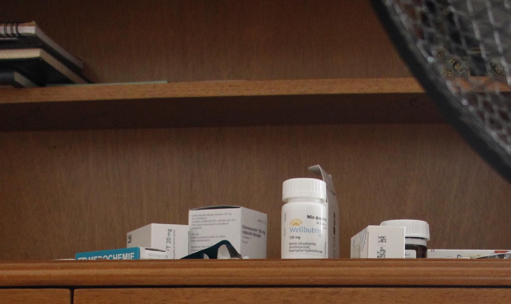 Αυτά τα παιδιά με την σχιζοφρένεια, τον αυτισμό, τις ψυχώσεις, για τα οποία κανείς δεν νοιάζεται και μένουν εσώκλειστα ισόβια στα σπίτια τους, η κοινωνία ανερυθρίαστα τα χώνει στη ζώνη των βασανιστηρίων. Μερικοί κηδεμόνες τα διώχνουν, όπως εμένα η μητέρα Άννα και ο αδερφός Παναγιώτης –Θαλασσινός το επώνυμο. Κι εσείς τα διώχνετε κι άλλοι και όλοι. Μέχρι να θερίσετε θάνατο. Γιατί όποιος σκοτώνει μια ύπαρξη αντί να μάθει να σέβεται την βιοποικιλότητα μέσα στην σκοτεινιασμένη ανθρωπότητα, δυστυχώς το αντιπεπονθός τον σκοτώνει ποικιλοτρόπως, κυριολεκτικά ή υπαρξιακά. Είδα ένα ντοκιμαντέρ γι’ αυτούς τους –αναίτια- απόκληρους της γης και είδα την πραγματική ηθική της κοινωνίας. Η πίκρα μου εγκαθιδρύθηκε σε ολόκληρη την ανθρωπότητα.Δυστυχώς ψέλλισα μια κατάρα και την ανακάλεσα. Για να σωθεί όμως η οικία των Θαλασσινών πρέπει ν’ αποδειχθεί η καλοσύνη των ξένων. Γι’ αυτή τη γωνιά του ανθρώπινου συνόλου που υπήρξε κάποτε ο δικός μου τόπος βασανιστηρίων δεν έχει άλλη σωτηρία παρά την αντιστροφή της ανηθικότητάς τους σε πλέριο σεβασμό. Και αυτά της τελευταίας πρότασης τα αννοώ κυριολεκτικά.