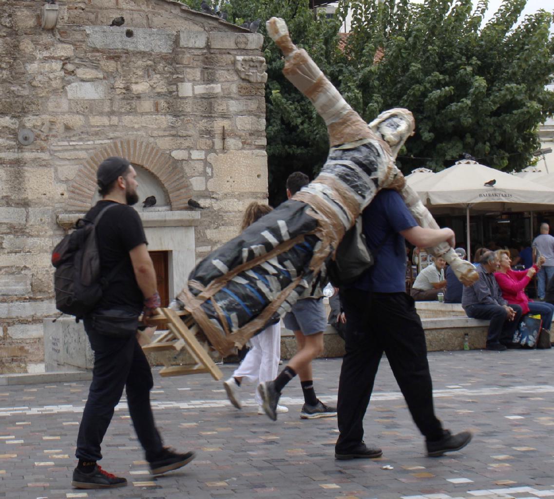 Οι φυλές της Αθήνας. Παράξενες γυναίκες σαν λάτρισσες του αίματος, απέθαντη αψεγάδιαστη ομορφιά και ένα κοίταγμα στυλωμένο λες και λίγο ψηλότερα απ’ των άλλων ανθρώπων για να μπορούν να τους εποπτεύουν. Το καταλαβαίνεις πως είναι βαμπίρ απ’ την κατάλευκη επιδερμίδα και τα κόκκινα αιματωμένα χείλη, με προηγούμενη κατάσταση τους το θηλύκωμα πάνω στο λαιμό, την διάνοιξη τρυπών στις καρωτίδες αρτηρίες και την απομύζηση αίματος. Υπέροχες πανύψηλες τρανς γυναίκες σαν αλμοδοβαρικές θεότητες. Εμφάνιση εντυπωσιακής drag queen με ξασμένο μαλλί, σαν ηλεκτροδοτημένο από πάλλουσα λαγνεία που ηλεκτρίζει πατόκορφα το δυσθεώρητο σώμα. Πολλές φωτογραφίες των απολύτως εξεζητημένων ανθρώπων ανάμεσα στο πλήθος των ομοιόμορφων παρουσιών με τις αντίστοιχες ζωές. Η τρανς που φωτογράφισα κουβαλούσε μαζί της ανέμους για να αναστατώνουν την ισορροπία των παρατηρητών της. Μια Ασιάτισσα κρατάει μια τεράστια βεντάλια και εγώ σκέφτομαι ακόμα μια φορά πως είμαστε και είναι πάντα τα γύρω μας παλίμψηστοι και παλίμψηστα. Η βεντάλια είναι καλύπτρα για πολλούς άντρες και για γυναίκες που επιθυμούν να περνάνε απαρατήρητοι ανάμεσα στο πλήθος. Η γυναίκα με την βεντάλια κραδαίνοντάς τηνπιο πολύ σαν φόβητρο- εξομοίωνε με το άνοιγμα της κινήσεις από πολλές πολεμικές τέχνες. Οι μικροί τσιγγάνοι έχουν τα πιο αθώα πρόσωπα απ’ όλα τα συνομήλικα τους παιδιά. Ξεχνάνε την εκπαίδευση τους να γίνουν διακονιάρηδες και ξεχνούνται στην πλατεία Μοναστηρακίου προσποιούμενοι ρόλους ευφάνταστης προέλευσης. Οι μητέρες τους πιο εκεί φοράνε όμορφα ρούχα και πουλάνε κατακόκκινα τριαντάφυλλα όπως εκείνο που κρατούσε στο χέρι το βαμπίρ που είχα φωτογραφίσει και βρίσκεται στην πρώτη φωτογραφία του άλμπουμ. Οι τσιγγάνοι φαίνονται πως είναι πολλοί. Στην πραγματικότητα επειδή τραβούν την προσοχή του κόσμου, οι γυναίκες ντυμένες με όμορφες στολές σαν πολυποίκηλτα Βυζαντινά εικονίσματα, τα βλέμματα προσηλώνονται σ’ αυτούς (τους τσιγγάνους). Πως γυαλίζουν τα χρυσά κσμήματα στους γυμνούς λαιμούς των μαύρων γυναικών; Γιατί δεν μ’ αρέσουν καθόλου οι συμβατικές και κομφορμιστικές ζωές; Τι με συνδέει με τους λούμπεν; Στην Ομόνοια οι επισκέπτες είναι πιο πολεμοχαρείς απ’ τους αντίστοιχους στο Σύνταγμα. Η Αθήνα εξωθεί τους κατοίκους της να γιορτάσουν, να πονέσουν, να συναντηθούν, να βγούνε τέλος πάντων απ’ το σπίτι τους. Στα πιο κεντρικά σημεία της Αθήνας οι τρελοί, οι ψυχωσικοί, όλοι οι παράξενοι της γης αμολιούνται προς τον συγχρωτισμό με τους κατ’ επίφαση νουνεχείς. Η φτώχεια δεν ντρέπεται τους άλλους με τις γραβάτες και τα κουστούμια. Κανείς δεν ντέπεται για τίποτα και όλοι με περίσσεια αυταρέσκεια διαγκωνιζόμαστε για την πιο συγκλονιστική ορατότητα. Νομίζω πως αυτοί που την κερδίζουν είναι οι παίδαροι μιας απολλώνιας ομορφιάς και τα τεράστια πέη τους που γίνονται αντιληπτά ακόμη και κάτω από πολλές στρώσεις ρούχων. Η ομορφιά και η καύλα είναι μεγαλείο.